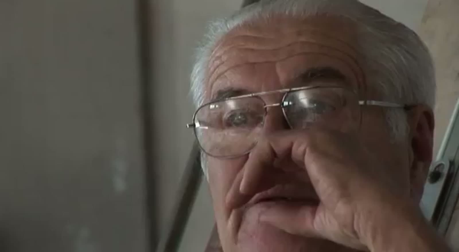 Giotto Bizzarrini en interview dans son atelier, entouré d'archives et de châssis Bizzarrini